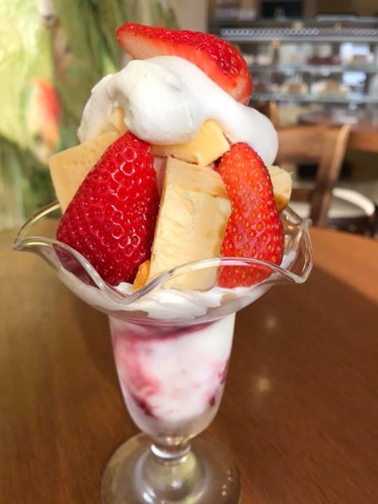 パティスリーヒラノ(cafe HIRANO) パフェ・サンデー 苺パフェ