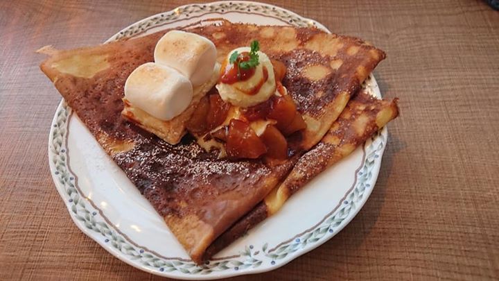 Creperie Les Clochettes（クレープリー・レ・クロシェット）&nbsp;クレープ,ドリンク&nbsp;カラメルりんごと焼きマシュマロのクレープ、アルションブルー