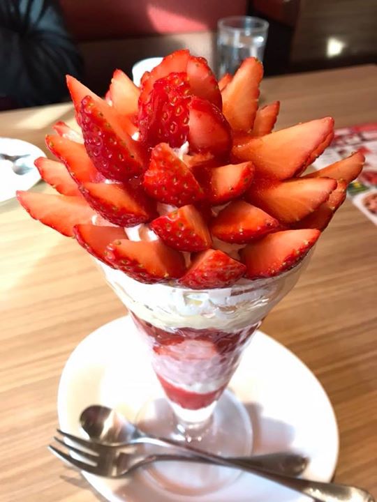 デニーズ（Denny’s）&nbsp;パフェ・サンデー&nbsp;苺パフェ