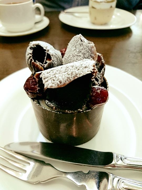 パティスリー ロント（Patisserie Rond-to）&nbsp;ケーキ・タルト&nbsp;チョコレートとダークチェリーのケーキ