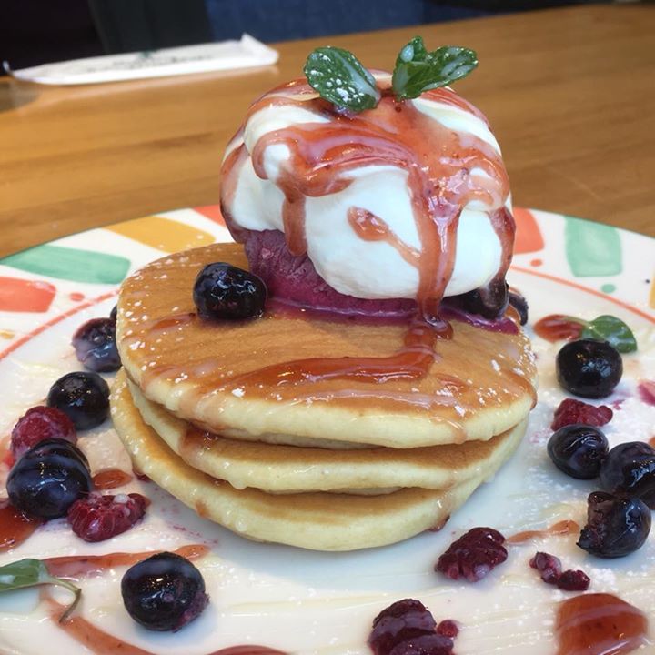 マルベリーデリカテッセンアンドカフェ(Mulberry Delicatessen&Cafe) パンケーキ ベリーベリーパンケーキ