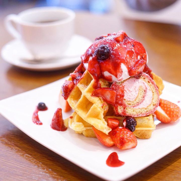 パティスリーヒラノ（cafe HIRANO）&nbsp;ワッフル&nbsp;いちごのワッフルとチョコレートワッフル