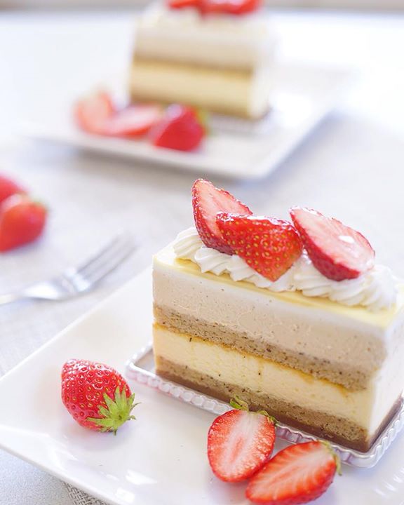 パティスリーヒラノ(cafe HIRANO) ケーキ・タルト いちごの乗ったアールグレイのケーキと桜ロールのケーキ