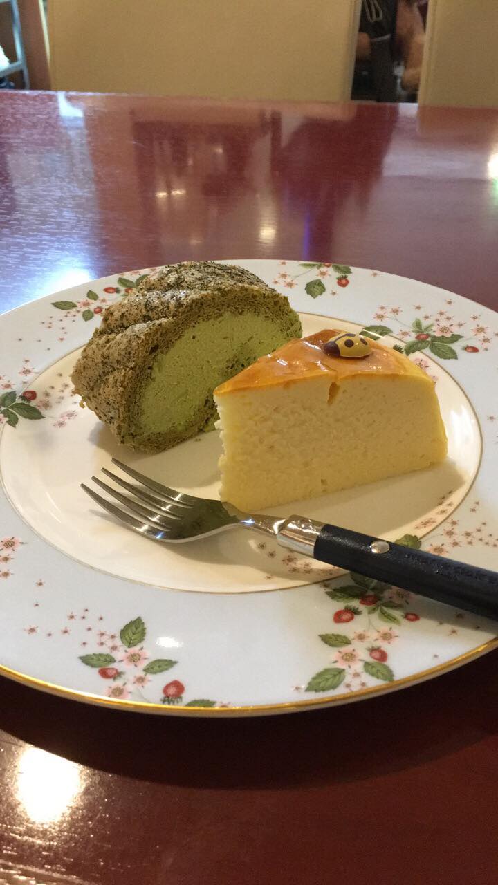 パティスリー・オー・スガ ケーキ・タルト 魔法のチーズケーキ、抹茶のロールケーキ