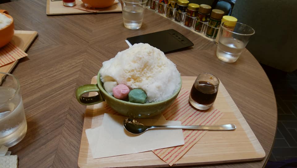 横町カフェ(ヨコマチカフェ) かき氷・フラッペ 万願寺唐辛子のかき氷、柚子 普通バージョンと黒蜜バージョンのかき氷