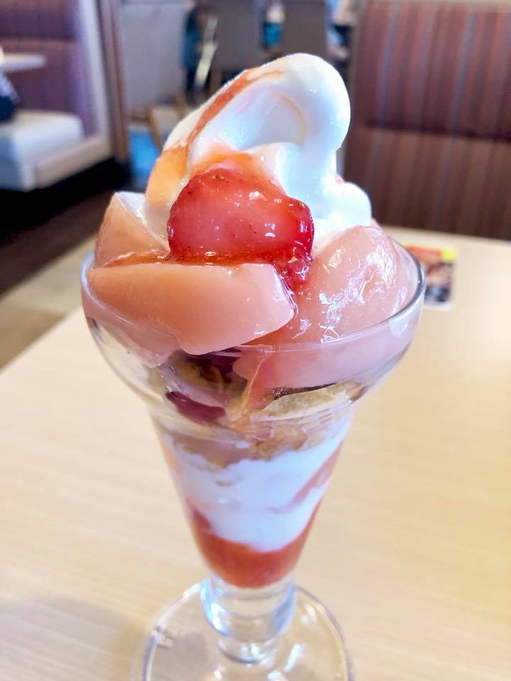 ガスト パフェ・サンデー 北海道ソフトの贅沢白桃パフェ