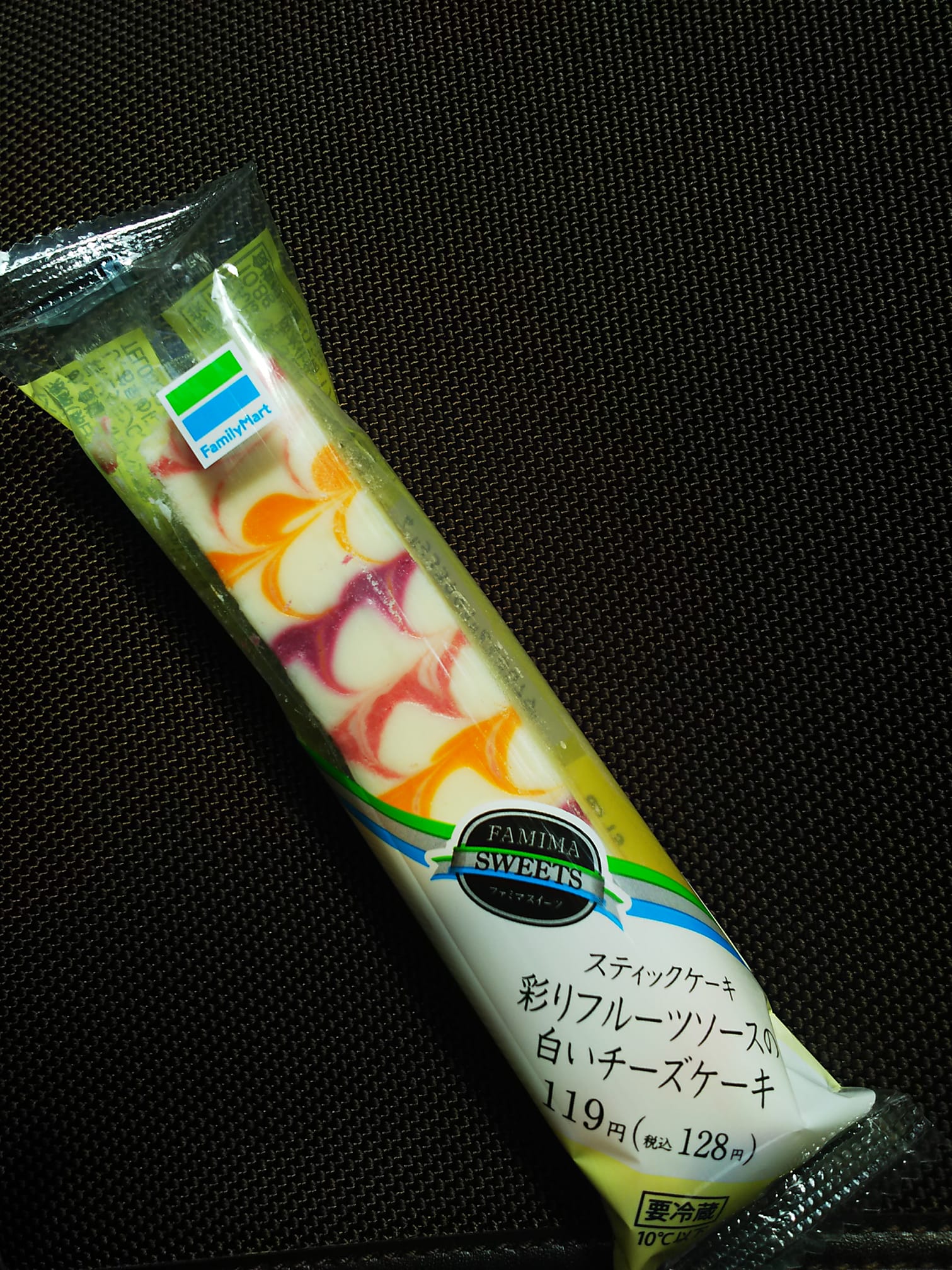 ファミリーマート（FamilyMart）&nbsp;ケーキ・タルト&nbsp;彩りフルーツソースの白いチーズケーキ
