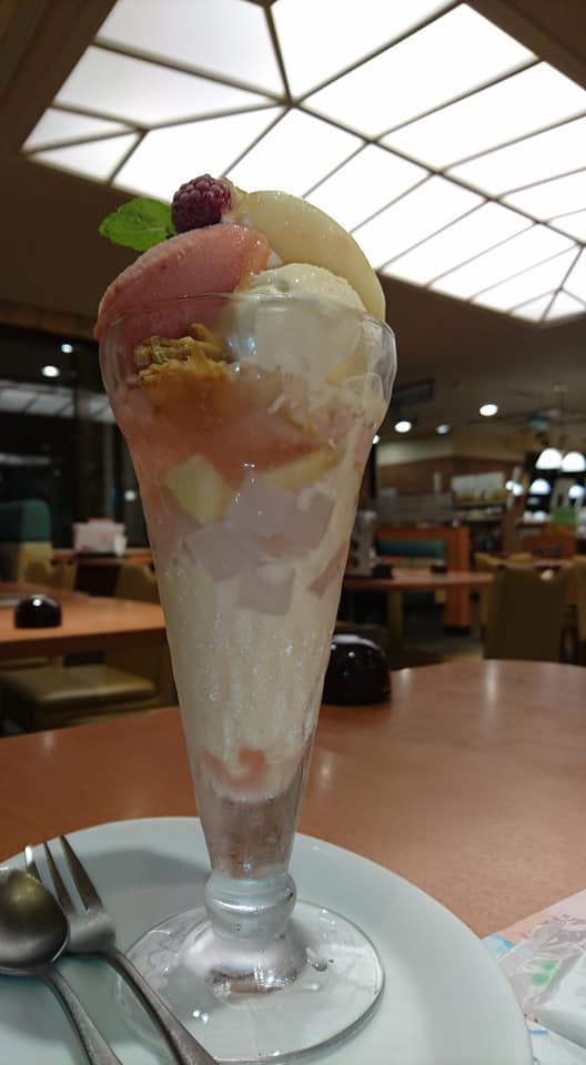 デニーズ（Denny’s）&nbsp;パフェ・サンデー&nbsp;フレッシュ桃のザ・サンデー、桃のクレームダンジュ