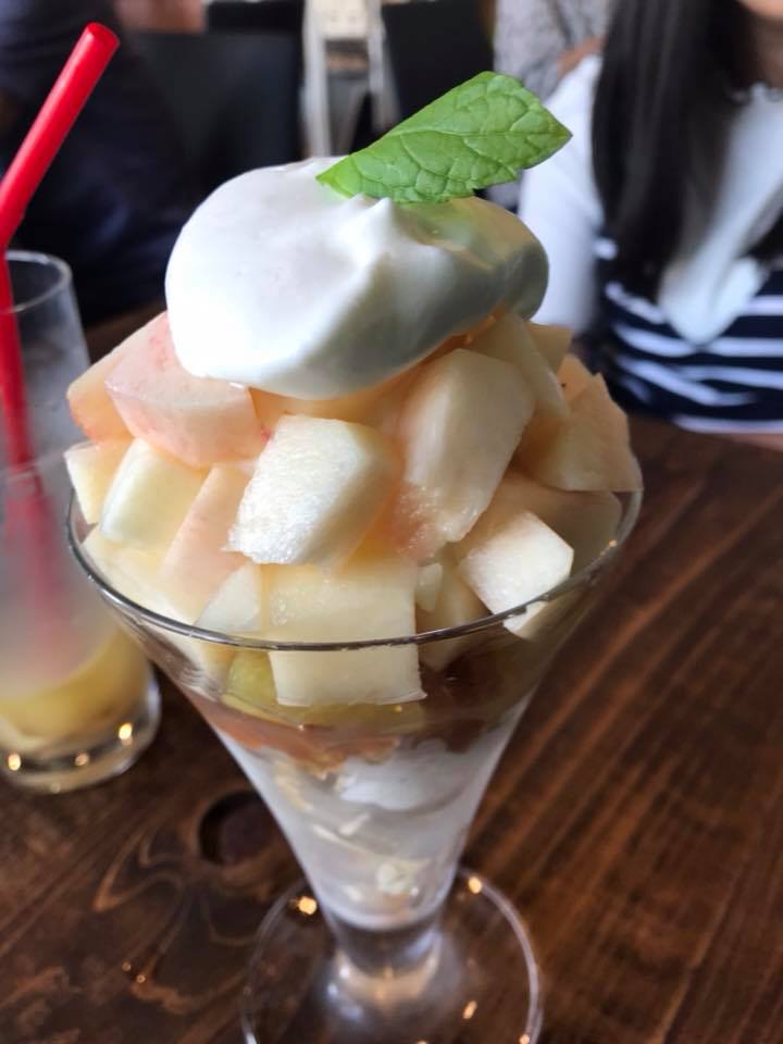 ダイニング フタリヤ（Dining FUTARIYA）&nbsp;パフェ・サンデー&nbsp;フタリヤパフェと季節の桃パフェ