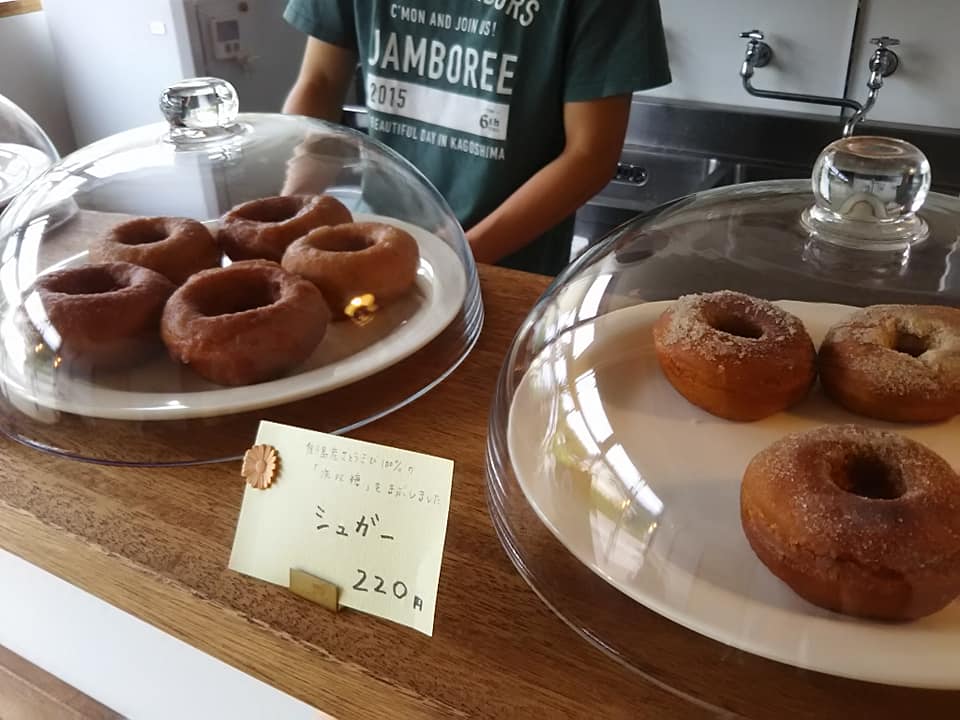 Mikko Doughnuts cafe ドーナツ シュガーのドーナツ、カルダモンのドーナツ、プルーンのドーナツ