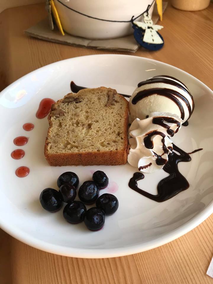 Leo Coffee Roasters(レオ コーヒー ロースターズ) パン,ドリンク バナナブレッドのプレート、ドリップ珈琲