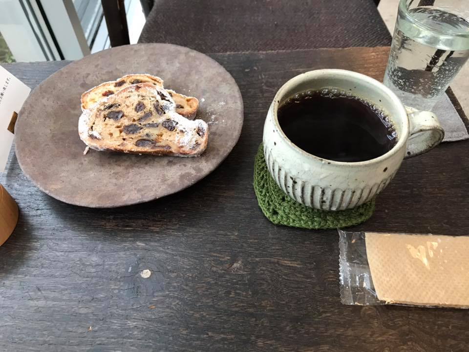 こつこつ豆と器(コツコツマメトウツワ) パン,ドリンク ベッカライウラノさんのシュトーレン、珈琲
