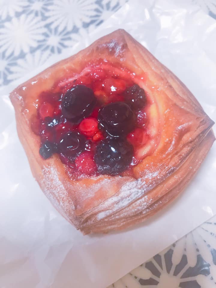 ベーカリー テテ(Bakery tete) パン ブルベリーなどがのったデニッシュ