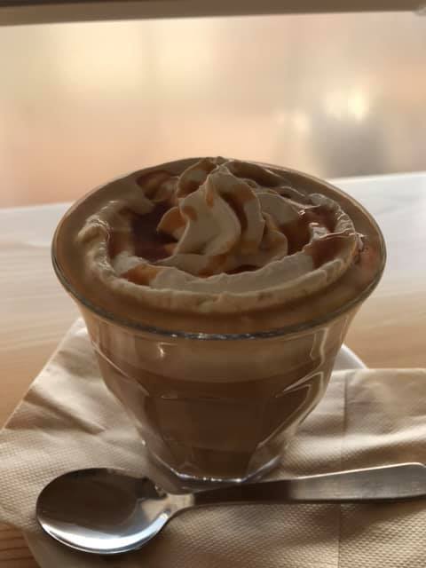 Leo Coffee Roasters(レオ コーヒー ロースターズ) ドリンク カフェラテ ホイップクリーム+キャラメルソース乗せ