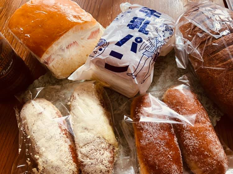 小布施 岩崎(オブセイワサキ) パン 牛乳パン、牛乳パン苺バージョンなど
