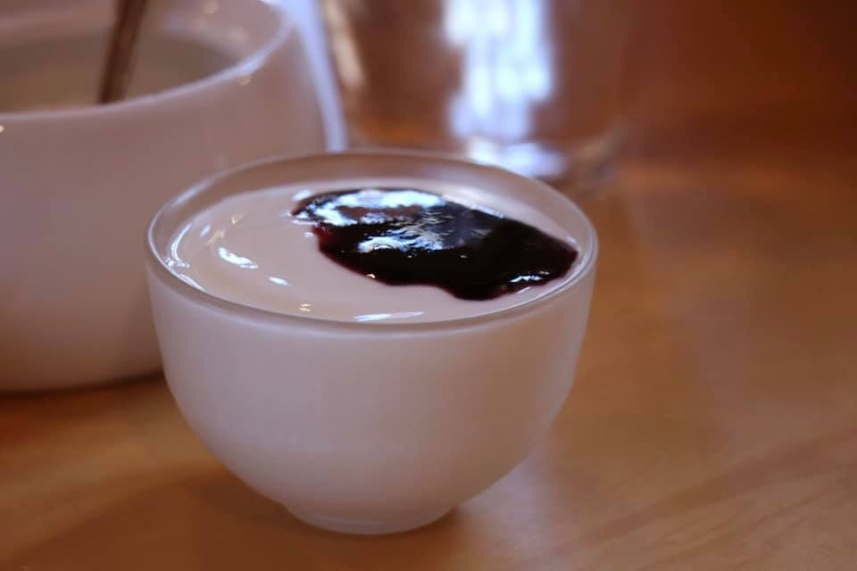 隠れ家カフェ ガーディアン ヨーグルト 山葡萄ジャム入りのヨーグルト