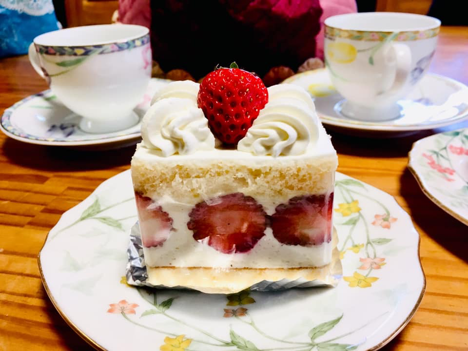 洋菓子マリアン ケーキ・タルト ホワイト、苺のモンブラン、フルーツロール