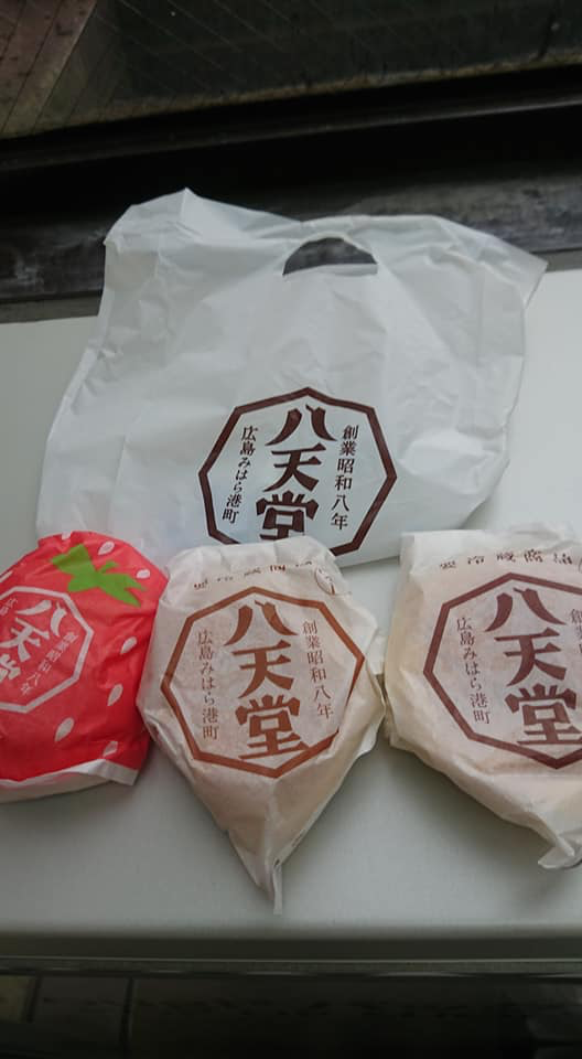 八天堂&nbsp;パン&nbsp;クリームパン（八天堂）、ジャンボメロンパン（花月堂）、プレミアムメロンパン（花月堂）