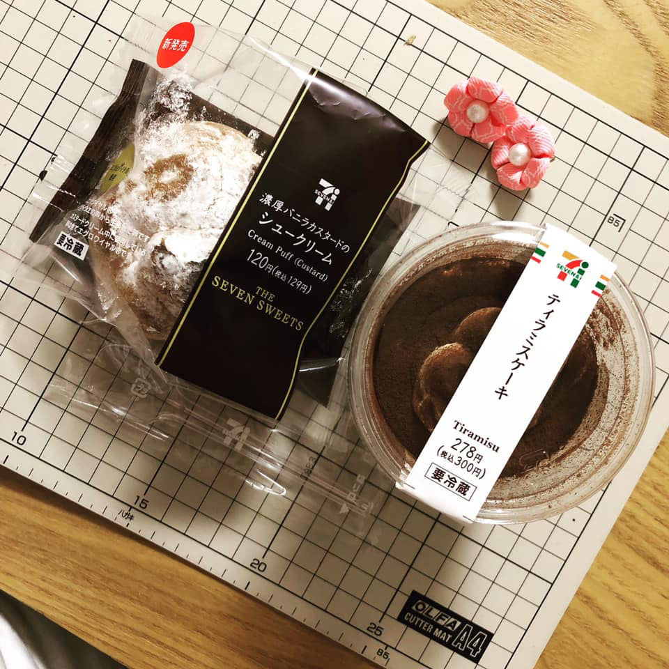セブンイレブン シュークリーム,ケーキ・タルト 濃厚バニラカスタードのシュークリーム、ティラミスケーキ