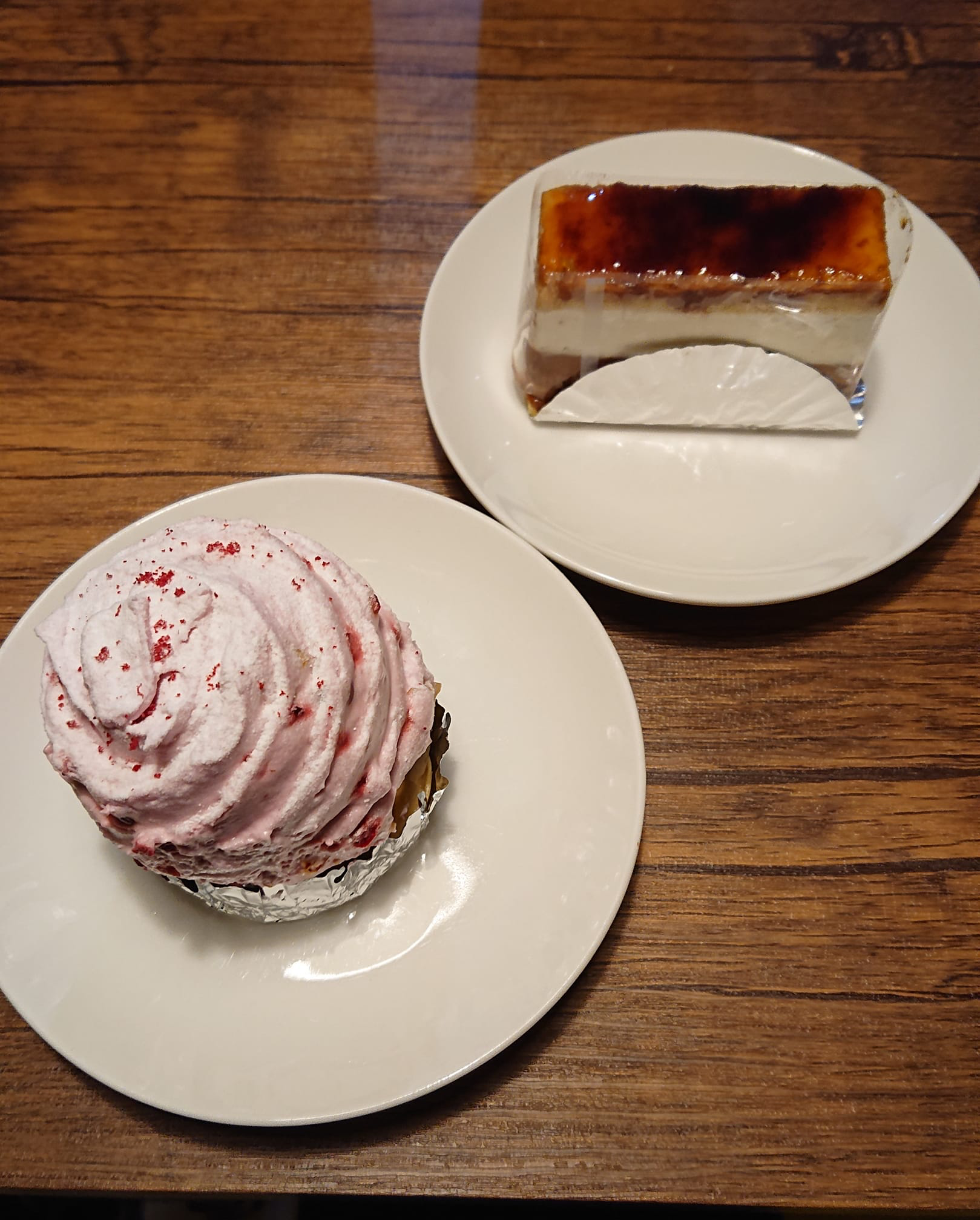 PATISSERIE CHIA（パティスリー チーア）&nbsp;ケーキ・タルト&nbsp;フランボワーズのムース、定番のケーキ（バニラとチョコ）