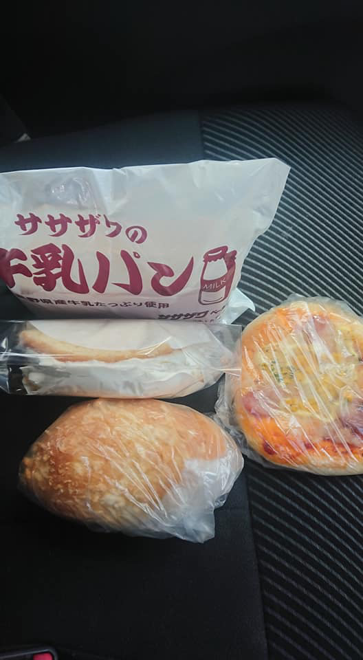 ササザワベーカリー&nbsp;パン&nbsp;牛乳パン、クリームサンドケーキ、ピザパン、カレーパン