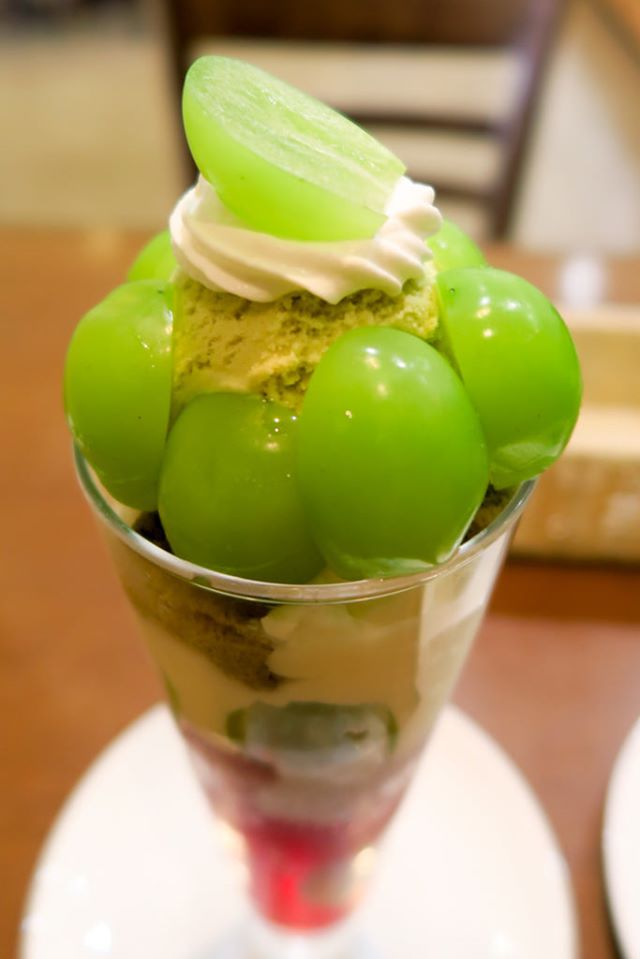 パティスリーヒラノ(cafe HIRANO) パフェ・サンデー ぶどうとピスタチオのパフェ