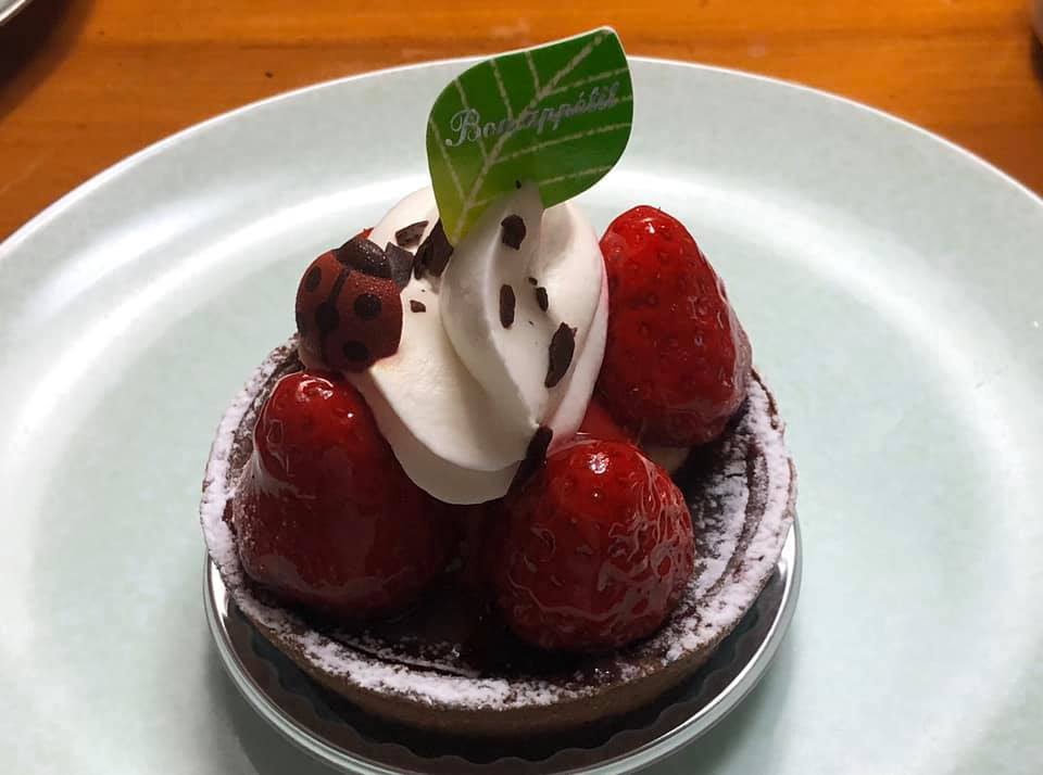 ケーキ屋SUN（サン）&nbsp;ケーキ・タルト&nbsp;チョコタルトにイチゴと生クリーム