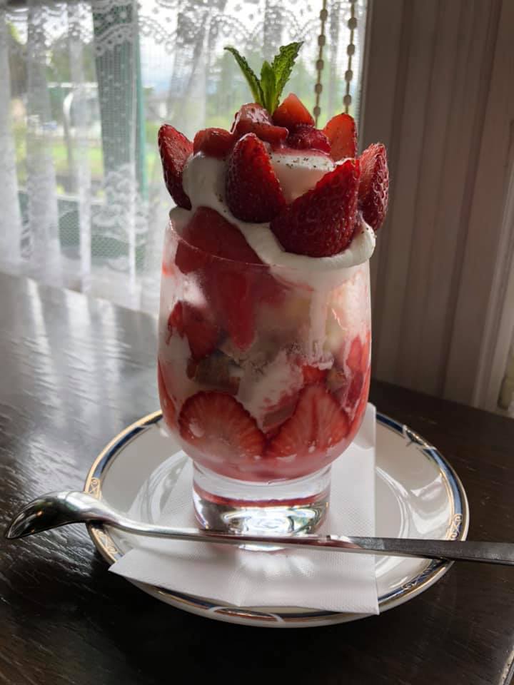 スイーツカフェ ル・パス・テ パフェ・サンデー いちごのパフェ