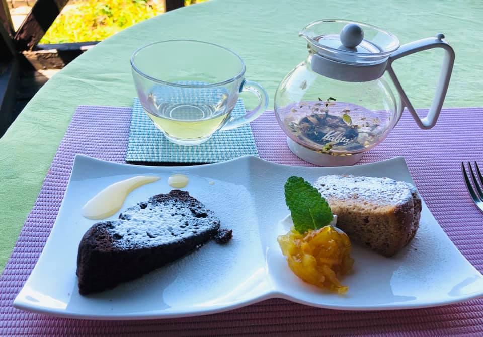 北アルプス展望食堂 巨喰館（キタアルプステンボウショクドウ シンクウカン）&nbsp;ケーキ・タルト&nbsp;紅茶シフォンケーキとショコラケーキ