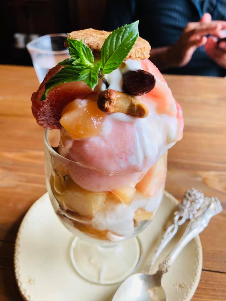 cafeTeco(カフェテコ) パフェ・サンデー,シャーベット 桃のパフェと桃のシャーベット&ヨーグルトのアイス。