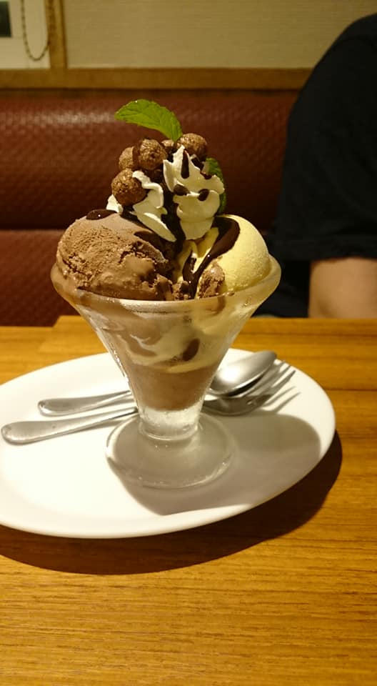 デニーズ(Denny’s) パフェ・サンデー 白桃&チョコ