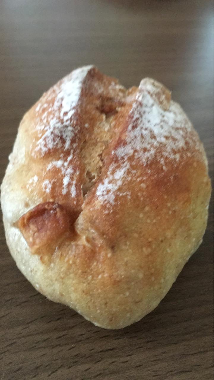 ベッカライウラノ パン りんごライ麦パン