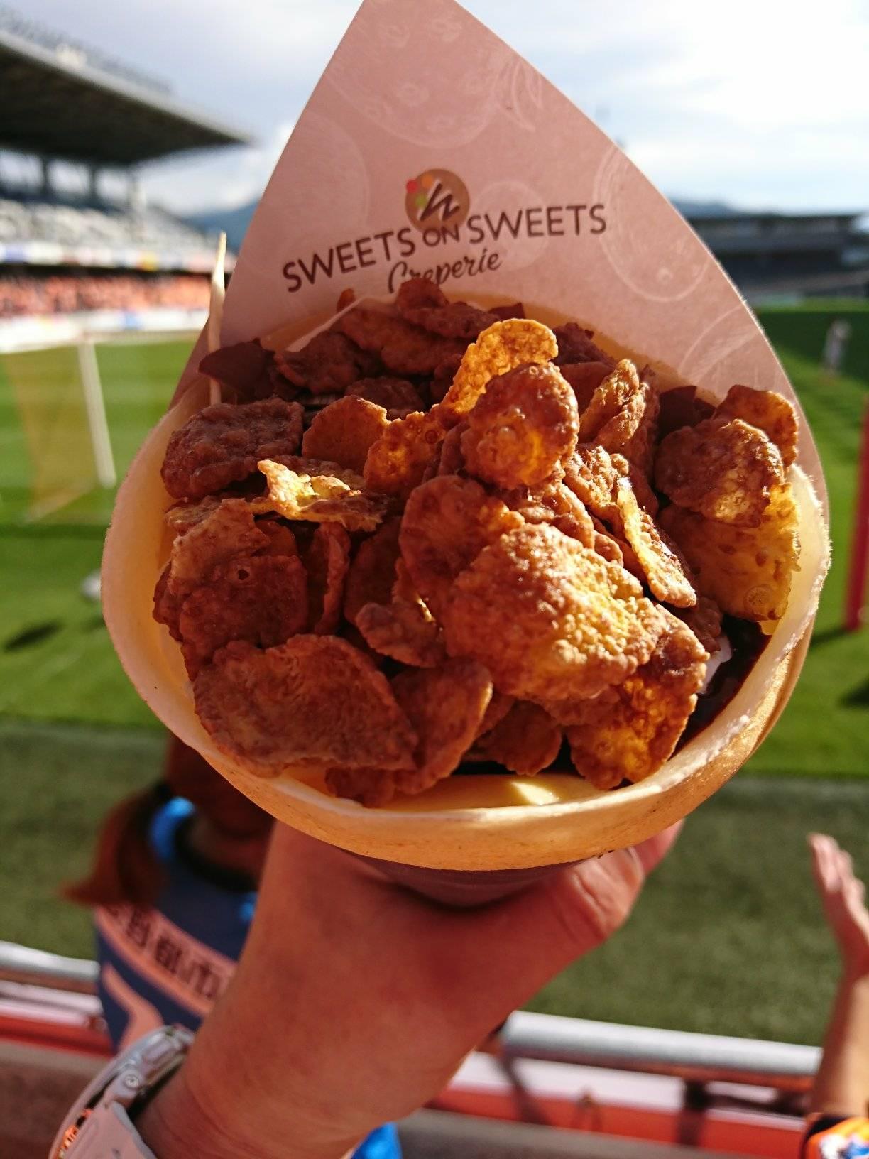 SWEETS ON SWEETS クレープ カスタードチョコ生クリーム
+チョコフレーク