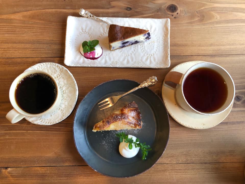cafeTeco(カフェテコ) ケーキ・タルト 洋梨のコンポートのせ焼きタルトとホワイトチョコ&ブルーベリーのベークドチーズケーキ