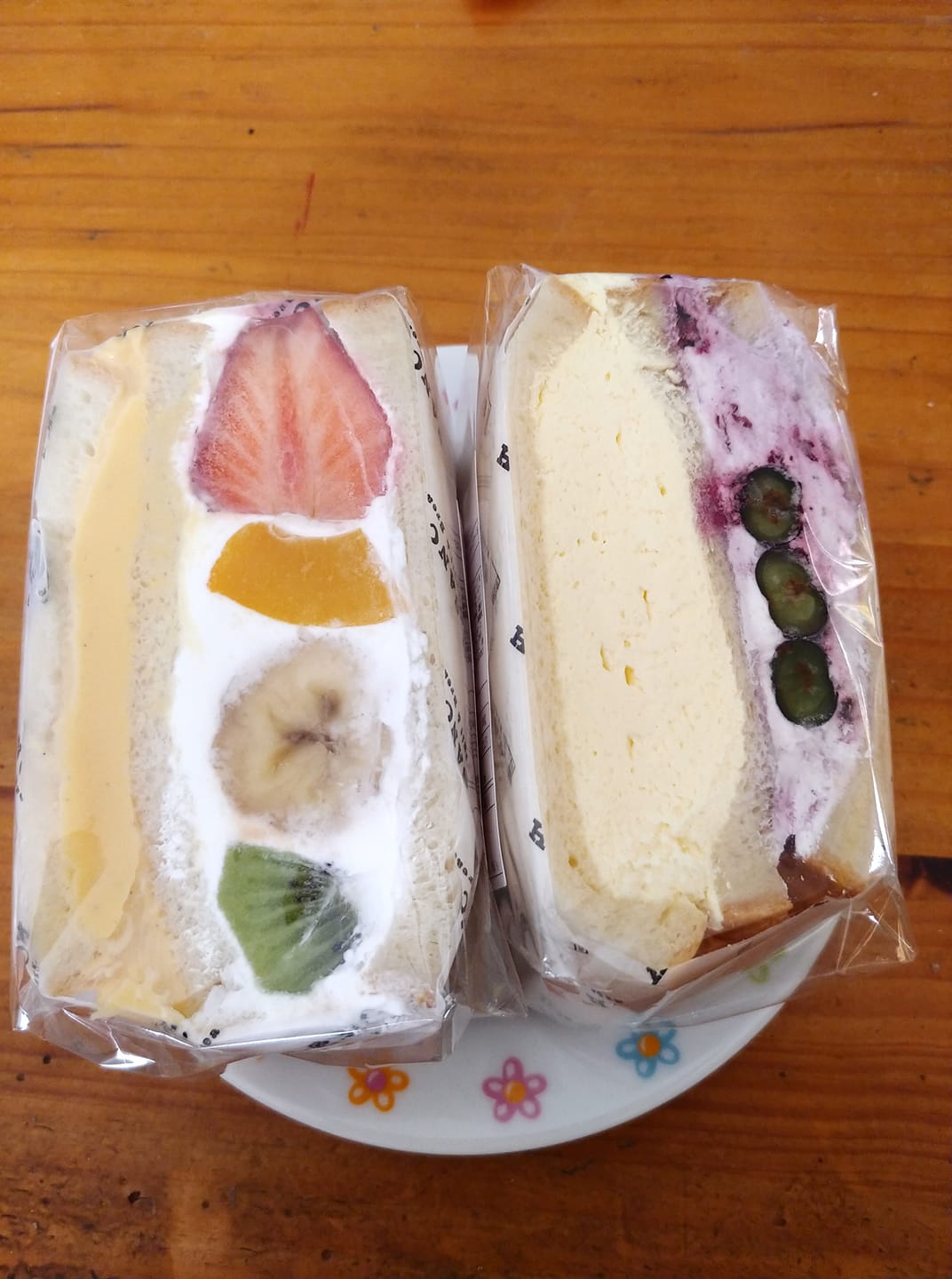フルーツ＆ブレッド サンチ&nbsp;サンド&nbsp;フルーツサンドとブルーベリーチーズケーキサンド