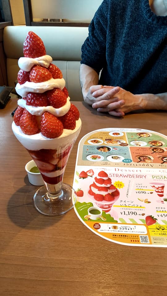 COCO’S（ココス）&nbsp;パフェ・サンデー&nbsp;クイーンいちごパフェ