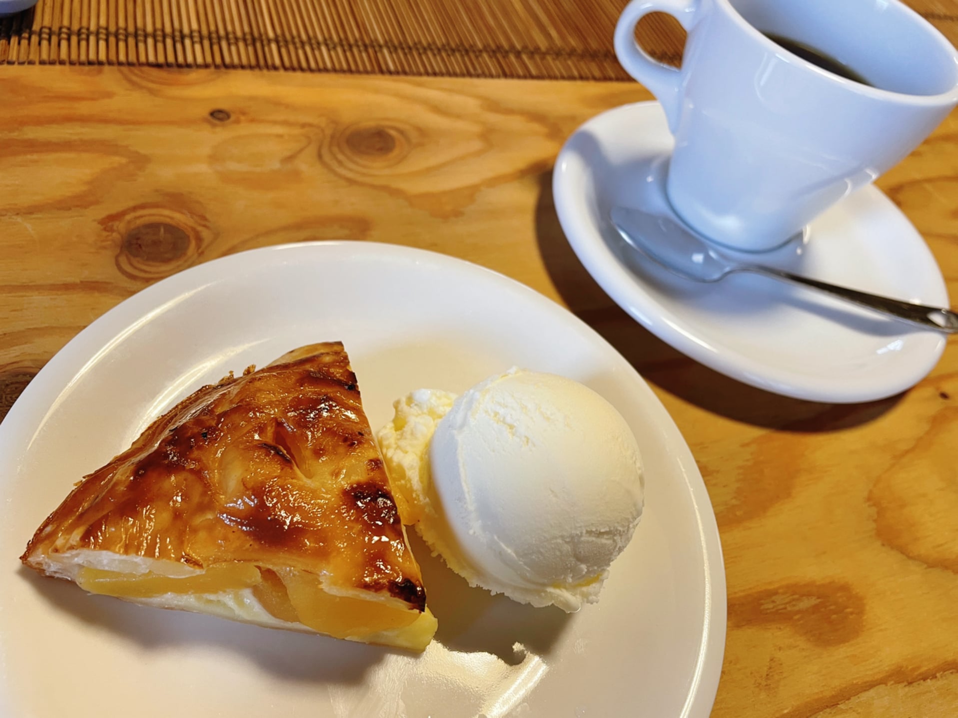 Wine&cafe Veraison&nbsp;パイ,アイス・ジェラート&nbsp;アップルパイ＆バニラアイス