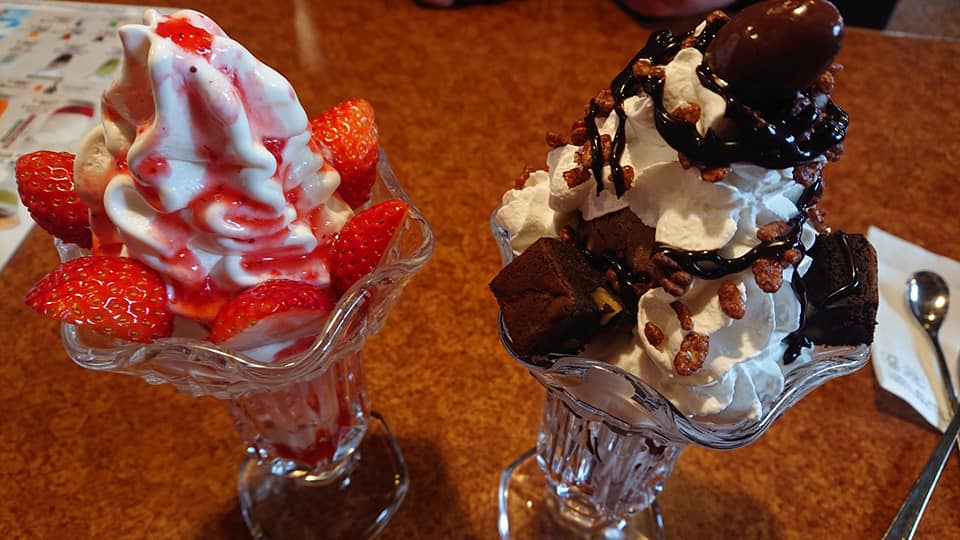 びっくりドンキー パフェ・サンデー いちごとチョコのパフェ