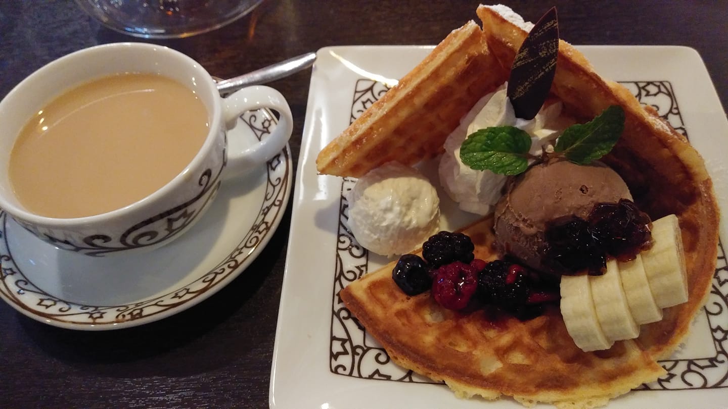 元町珈琲(モトマチコーヒー) ワッフル 元町ワッフル ガーナジェラートとレアチーズ