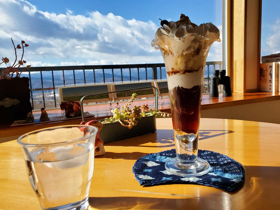 カフェギャラリー すみれ屋 パフェ・サンデー くるみパフェ