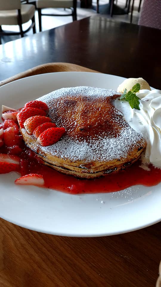 クア・アイナ軽井沢店 パンケーキ イチゴのパンケーキブリュレ