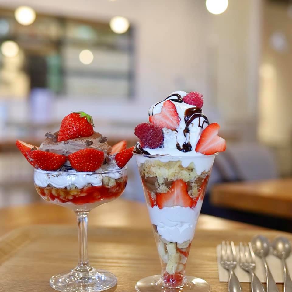 フルーツ&ブレッド サンチ パフェ・サンデー いちごとチョコのプリンアラモード&ソフトパフェ ショコラベリー