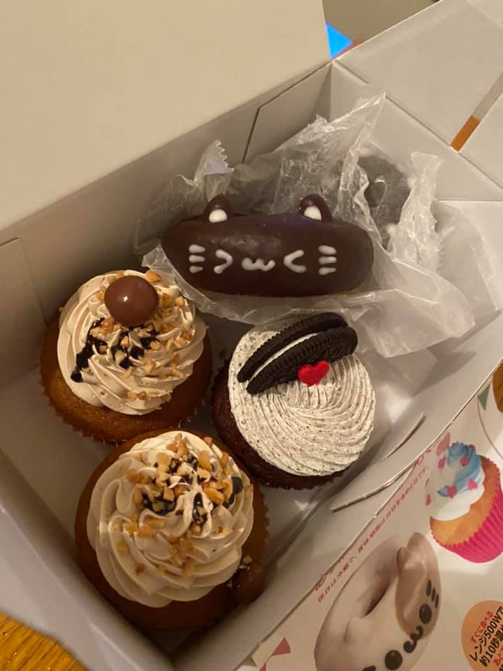 Sweets market cafe' スイーツマーケットカフェ ドーナツ,カップケーキ コーヒーのカップケーキ&黒猫ちゃんドーナツ