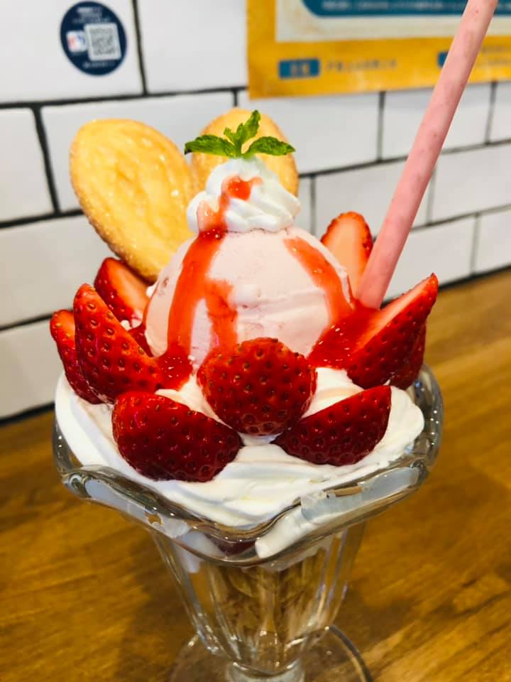 瑞祥LAUNDRY & CAFE パフェ・サンデー いちごパフェ