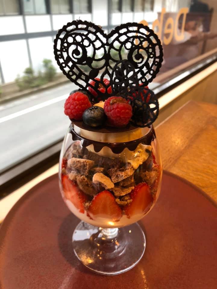 dessert&cafe Deko(デザート&カフェ デコ) パフェ・サンデー ベリーとナッツのショコラパフェ&薔薇とルビーチョコレートのパフェ