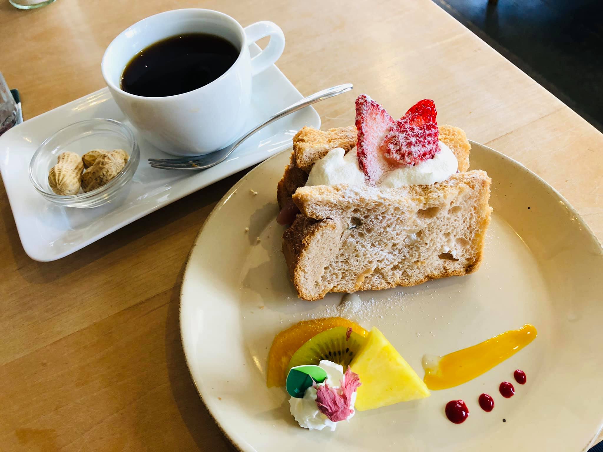 cafe&zakka カフェ＆雑貨 七ヶ月&nbsp;ケーキ・タルト&nbsp;挟み桜あんシフォンケーキ＆苺のチーズケーキ