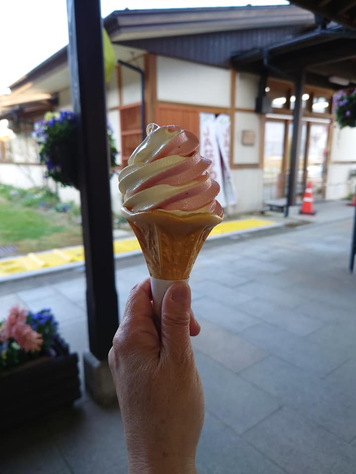 cafe里わ（サトワ）&nbsp;ソフトクリーム&nbsp;イチゴとクリームのミックスソフトクリーム