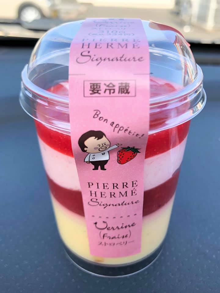 セブンイレブン カップケーキ ピエール・エルメ シグネチャー カップケーキ ストロベリー