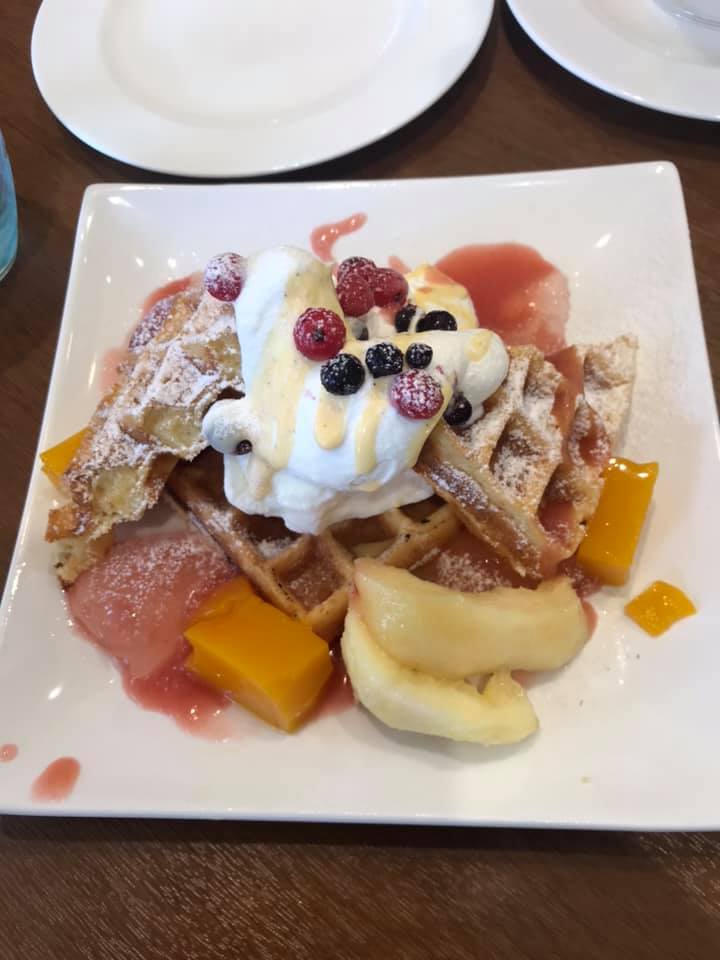 パティスリーヒラノ(cafe HIRANO) パフェ・サンデー,ワッフル 桃のワッフル&桃のパフェ