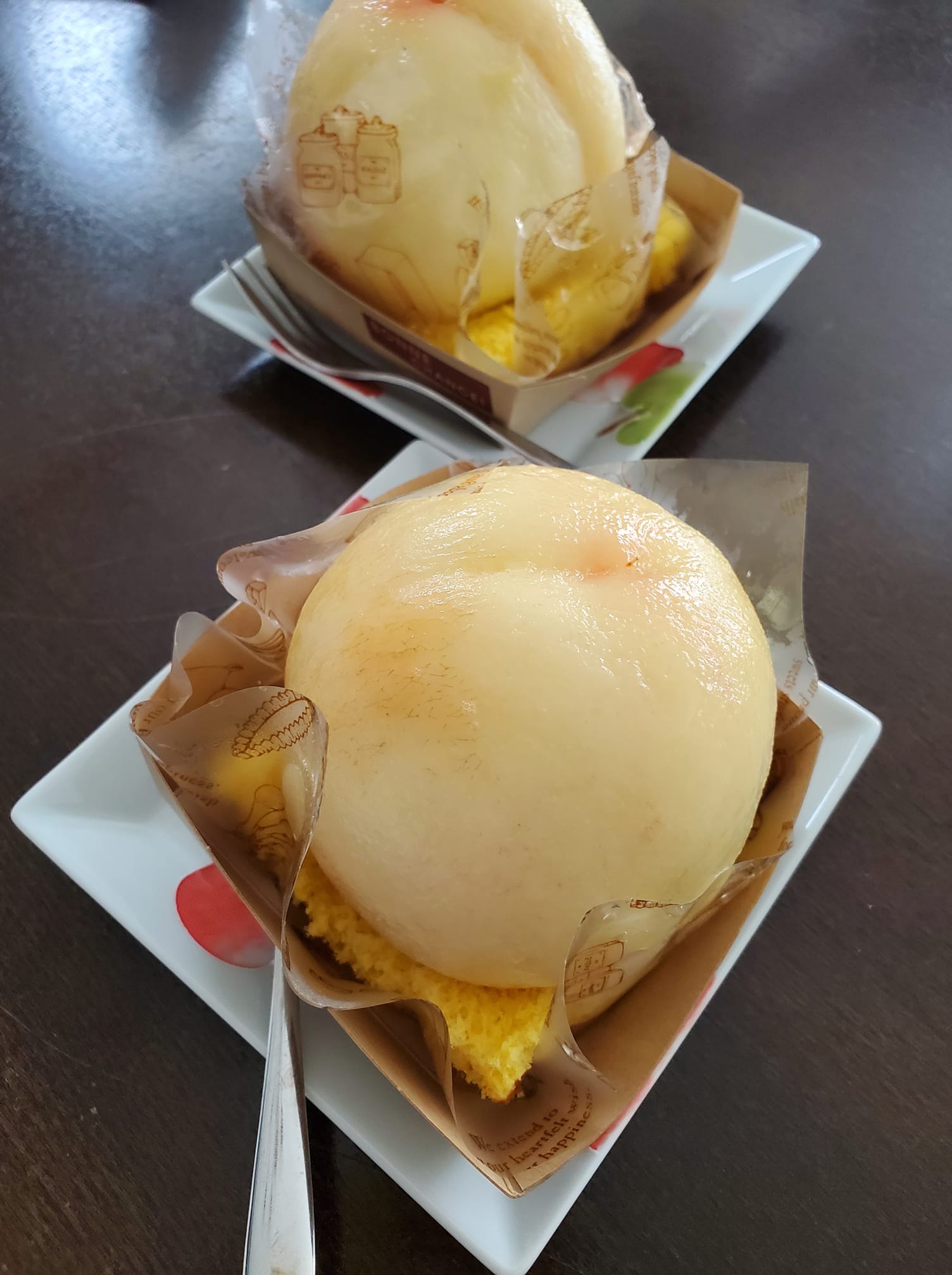 なとりさんちのたまごや工房&nbsp;ケーキ・タルト&nbsp;まるごと桃ケーキ